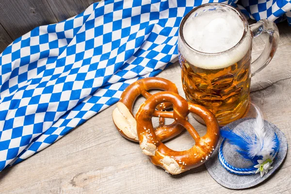 Taza de cerveza bávara y pretzels — Foto de Stock