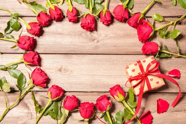 Cornice di rose fresche con una confezione regalo — Foto Stock