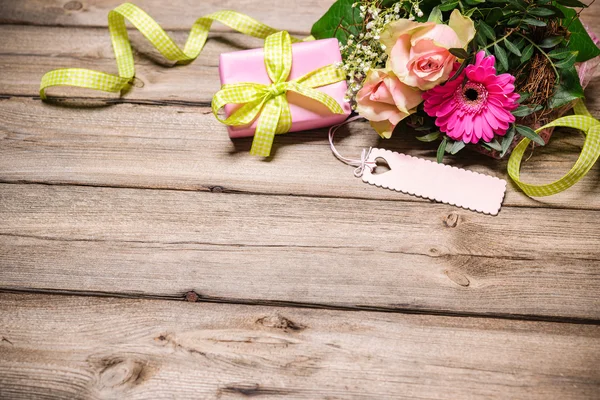 Bando de flores com uma etiqueta vazia — Fotografia de Stock