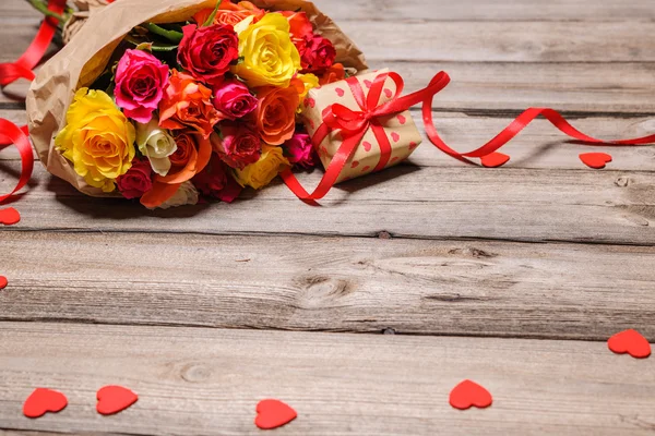 Mazzo di rose con una confezione regalo — Foto Stock