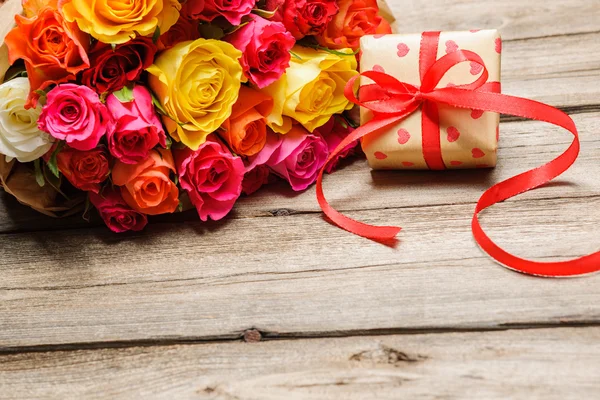 Bouquet de roses avec un coffret cadeau — Photo