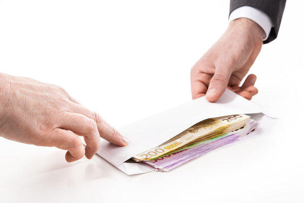 Бизнесмен в костюме берет взятку
