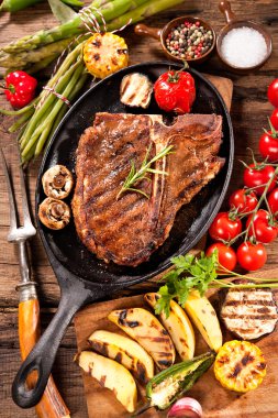 dana biftek ızgara sebzeler ile