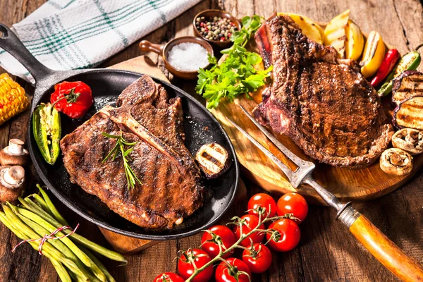 Beef steaks with grilled vegetables — Stock Photo, Image