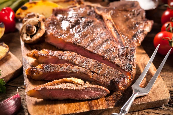 Rindersteaks mit gegrilltem Gemüse — Stockfoto