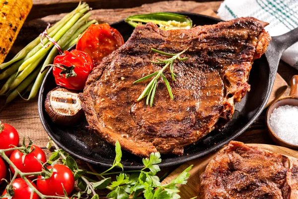 Bifes de carne com legumes grelhados — Fotografia de Stock