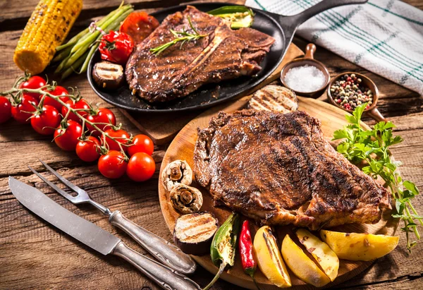 Hovězí steaky s grilovanou zeleninou — Stock fotografie