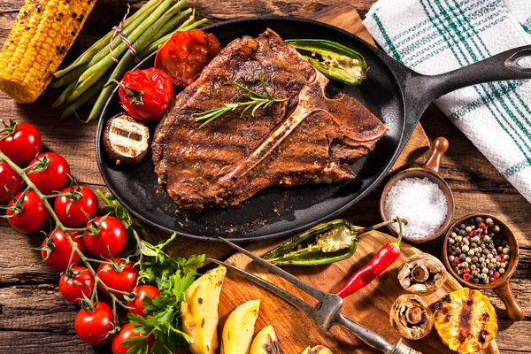 Nötköttsbiffar med grillade grönsaker — Stockfoto