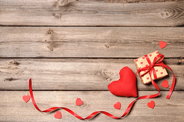 Corazón y caja de regalo con cinta roja — Foto de Stock