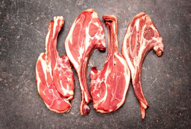 Raflar kuzu pişirme için hazır