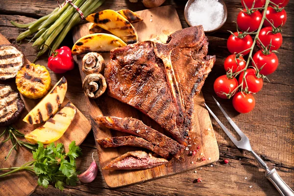 牛肉のステーキと野菜のグリル — ストック写真