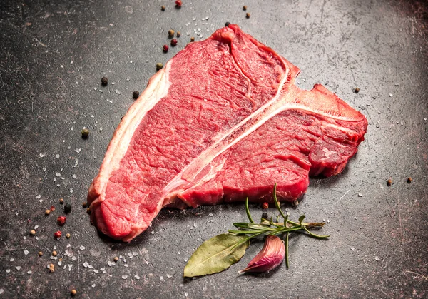 Carne fresca crua T-Bone Steak — Fotografia de Stock