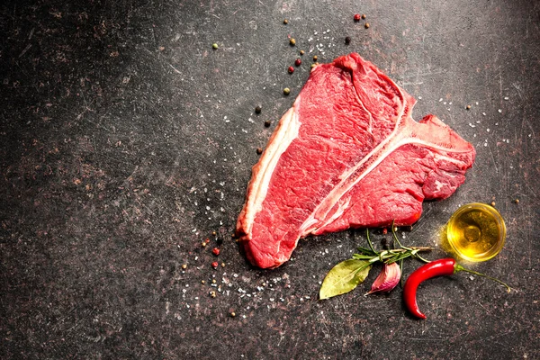 Syrové čerstvé maso t-bone steak — Stock fotografie