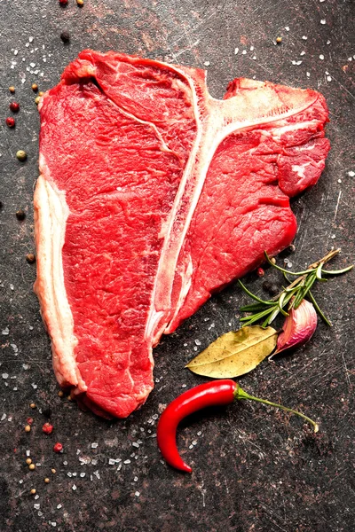 Ruwe vers vlees t-bone steak — Stockfoto