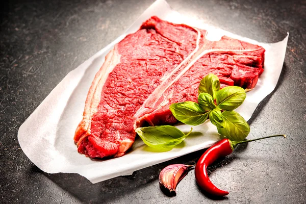 Carne fresca crua T-Bone Steak — Fotografia de Stock