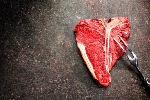 Taze çiğ et t-bone biftek — Stok fotoğraf