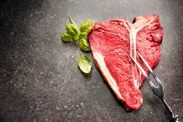 Nyers friss hús t-bone steak — Stock Fotó