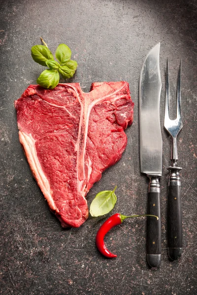 Taze çiğ et t-bone biftek — Stok fotoğraf