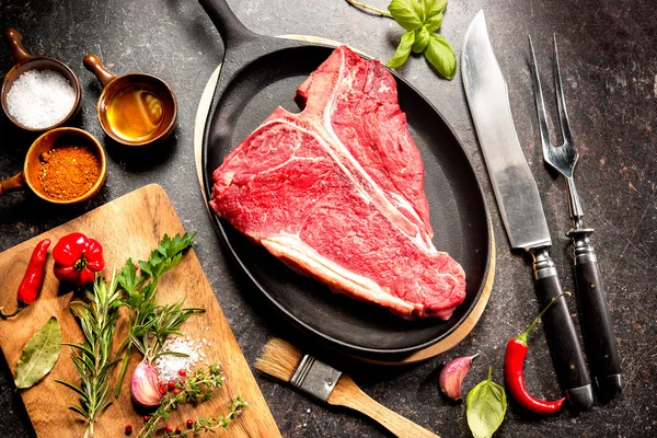 Taze çiğ et t-bone biftek — Stok fotoğraf