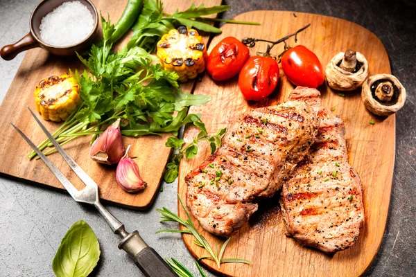 Grilovaná telecí steaky na prkénku — Stock fotografie