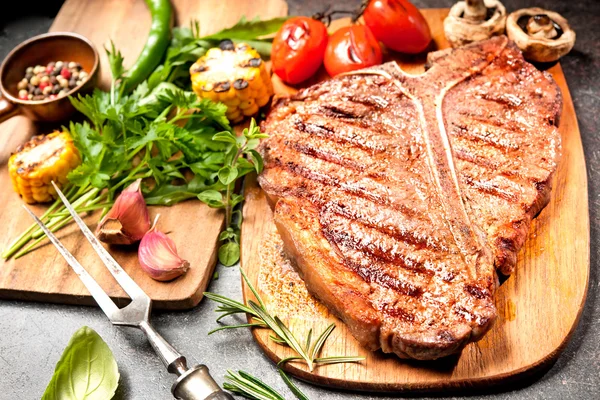 Bife grelhado em T-bone — Fotografia de Stock