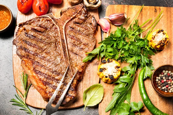 Bife grelhado em T-bone — Fotografia de Stock