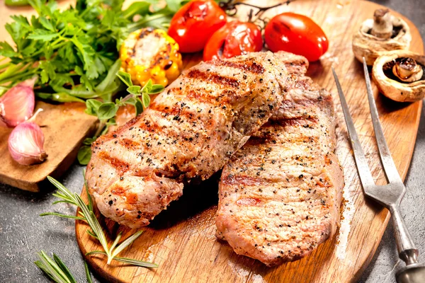 Roston sült borjú steak a daraboló-board — Stock Fotó