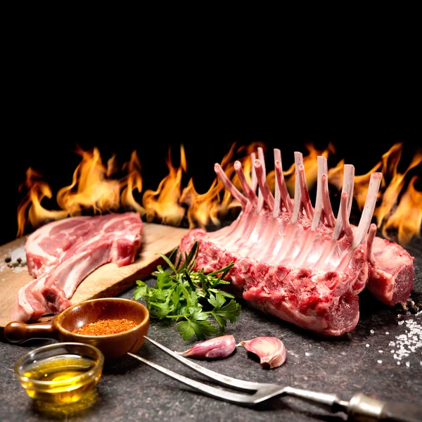 Rack de cordeiro na frente de uma lareira — Fotografia de Stock