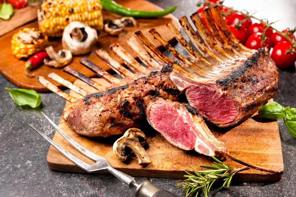 Grillad LAMMKARRÉ — Stockfoto