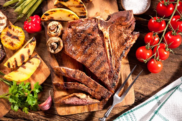 Beef steaks with grilled vegetables — Stock Photo, Image