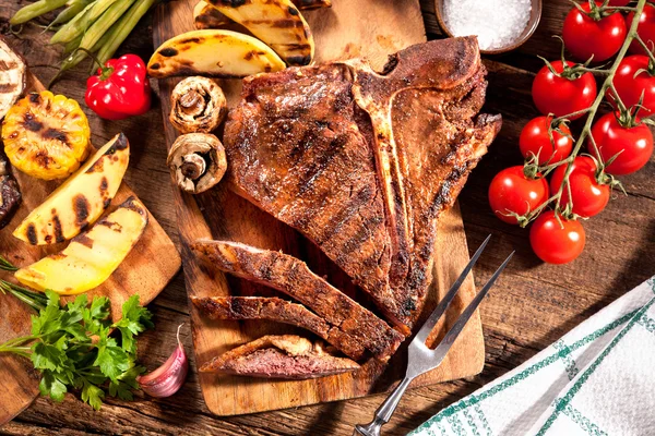 Oksekød bøffer med grillede grøntsager - Stock-foto