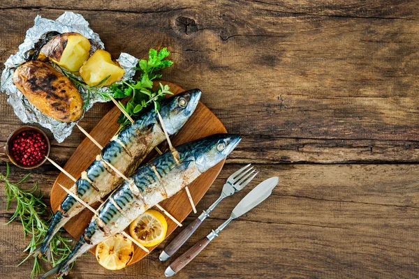 Gegrilde makreel vissen met gebakken aardappelen — Stockfoto