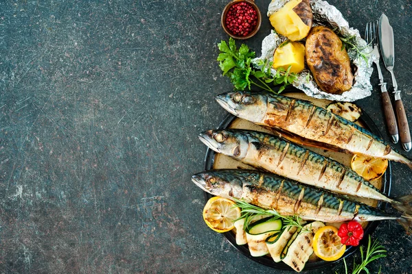 Pescado de caballa a la parrilla con patatas al horno —  Fotos de Stock