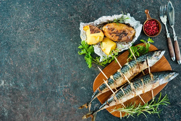 Sült makréla hal, sült burgonyával — Stock Fotó