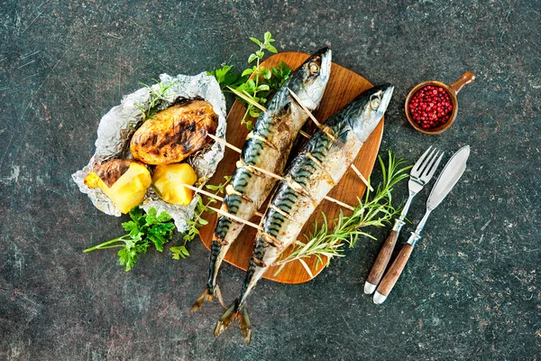 Grillad makrill fisk med bakad potatis — Stockfoto