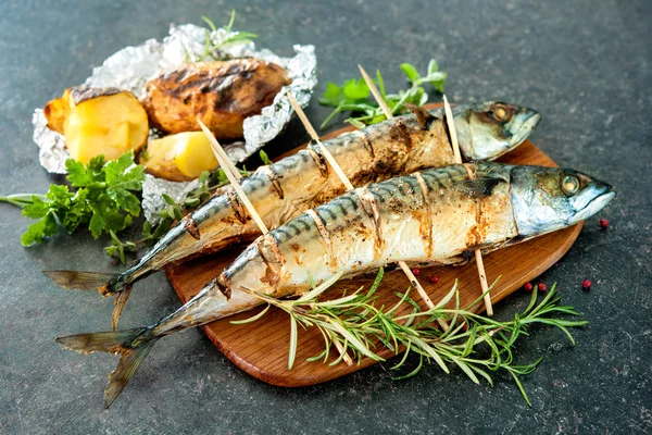 Grilled mackerel fish with baked potatoes — Stock Photo, Image