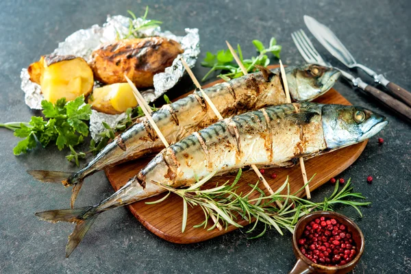 Grilled mackerel fish with baked potatoes — Stock Photo, Image