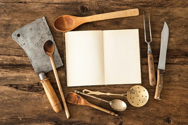 Livro de receitas e utensílios de cozinha — Fotografia de Stock