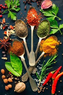 Çeşitli otlar ve baharatlar.