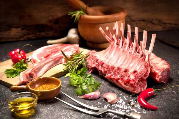 Bastidores de cordero listos para cocinar — Foto de Stock