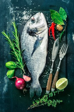 Baharat ve baharat ile taze Gilt kafalı çipura