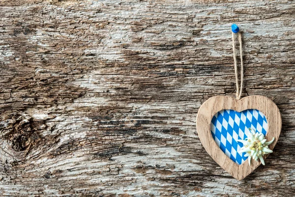 Coeur en bois avec edelweiss et drapeau bavarois — Photo