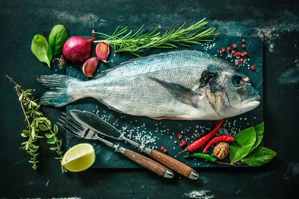 Dorada fresca con especias y condimentos —  Fotos de Stock