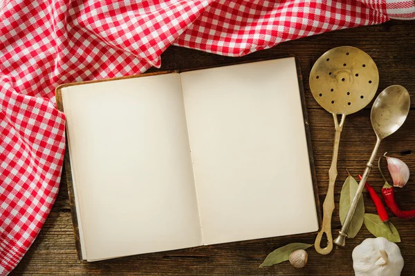 Libro de cocina abierto con utensilios de cocina — Foto de Stock