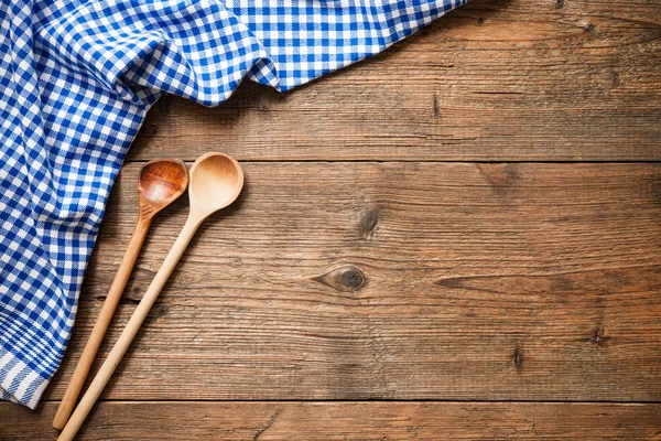 Кухонные принадлежности на деревянном столе — стоковое фото
