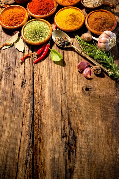 Ervas e especiarias na mesa de madeira — Fotografia de Stock