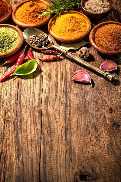 Herbes et épices sur table en bois — Photo