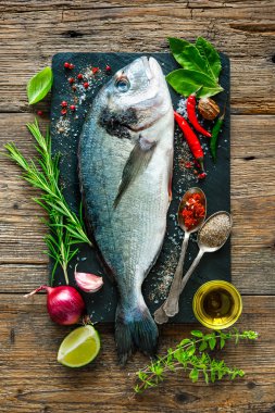 Baharat ve baharat ile taze Gilt kafalı çipura