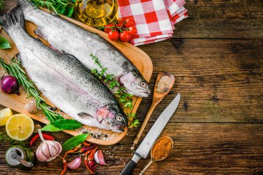 Baharat ve baharat ile taze alabalık