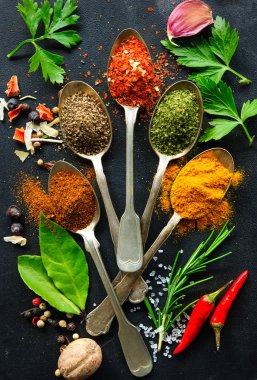 Çeşitli otlar ve baharatlar.
